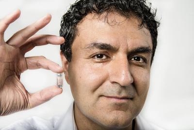 Professor Kourosh Kalantar-Zadeh z e-pigułką
