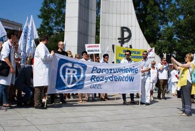 Prostesty młodych lekarzy znalazły więcej zrozumienia w oczach osób z wyższym wykształceniem.
