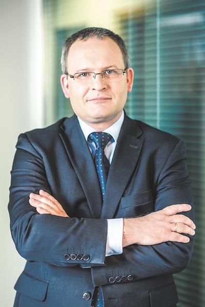 Maciej Miłkowski: W Polsce podjęto decyzję o zmniejszeniu dostępności do usług medycznych w czasie epidemii — zostały one ograniczone do działań niezbędnych, ratujących życie chorego.
