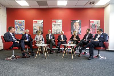 Rynek handlu internetowego rozwija się w Polsce bardzo
szybko, ale żeby utrzymać to tempo, trzeba zmierzyć się z wieloma wyzwaniami —
uznali uczestnicy debaty, która odbyła się w redakcji „Pulsu Biznesu.