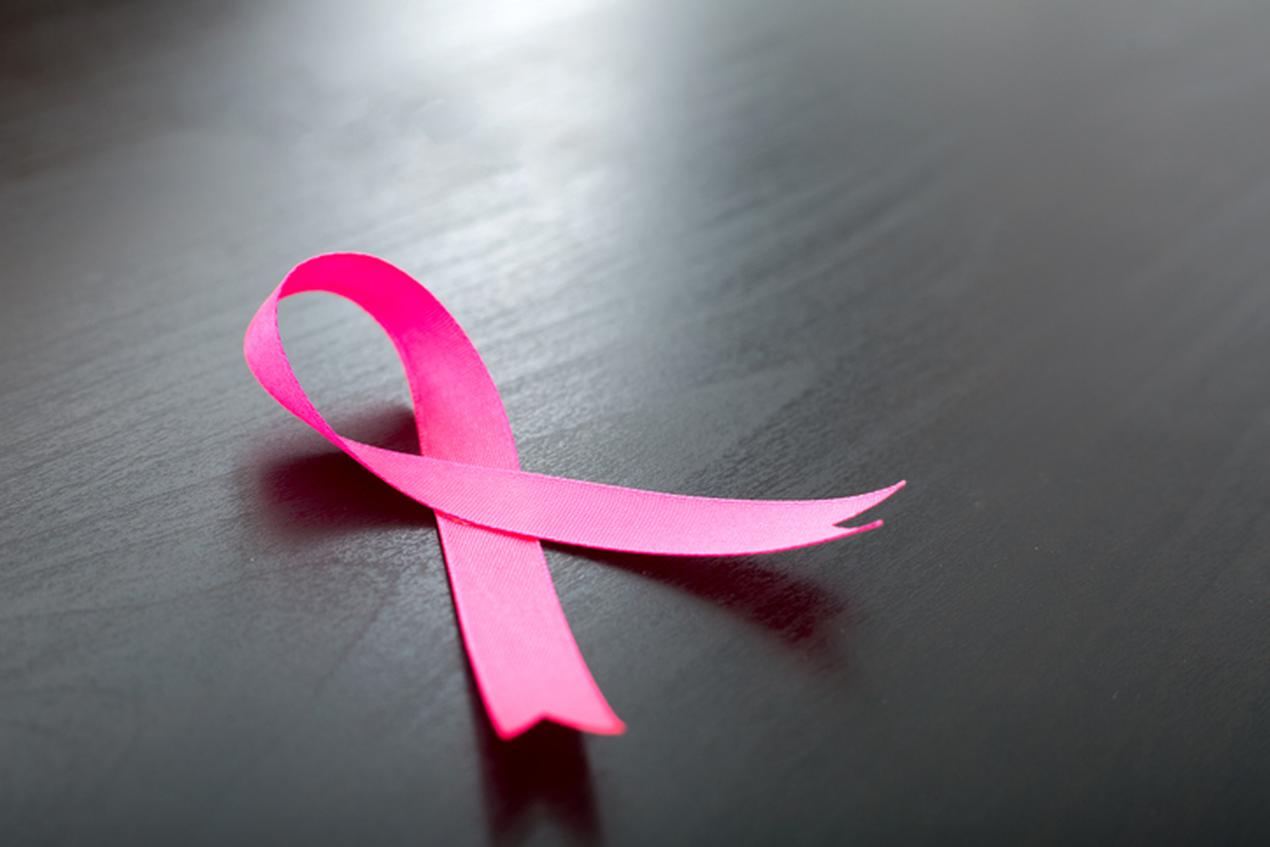 Spotyka się z dziewczyną z rakiem piersi